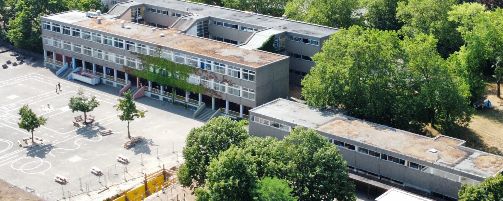 Luftaufnahme der Grundschule am Lemmchen mit Schulgebäuden und Schulhof