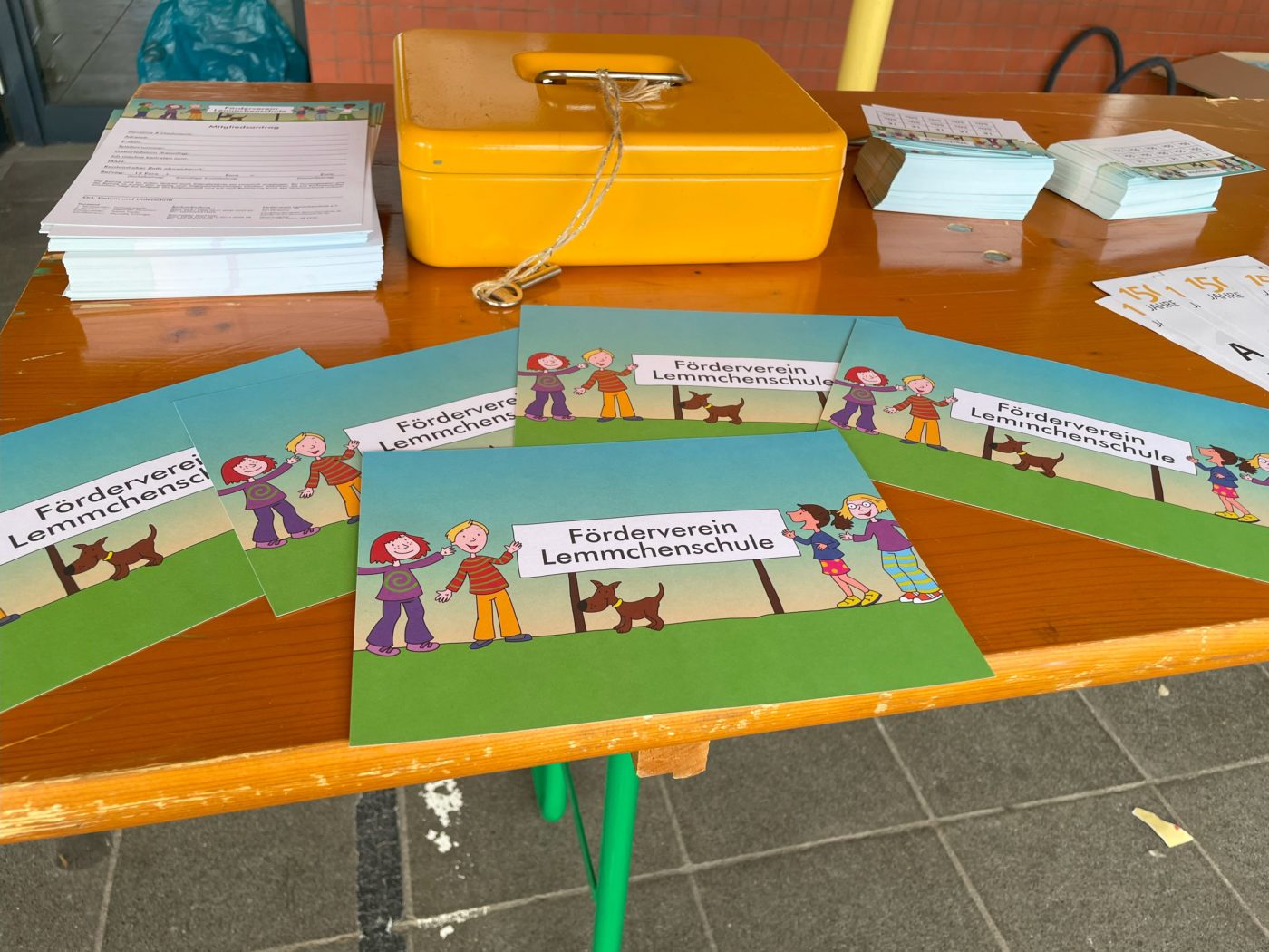 Stand des Fördervereins beim Schulfest mit Karten „Förderverein Lemmchenschule“, Mitgliedsanträgen und Geldkassette